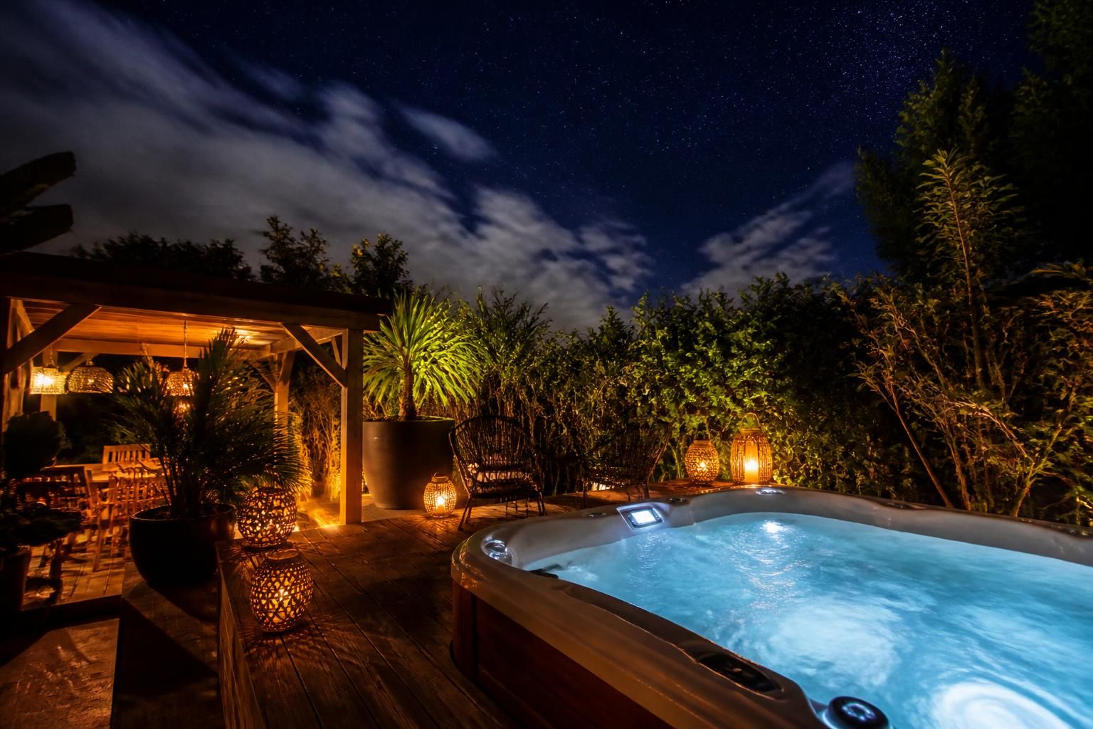 découvrez une nuit insolite en vendée avec jacuzzi privatif pour une expérience de détente unique et originale. profitez d'un séjour relaxant alliant confort et charme.