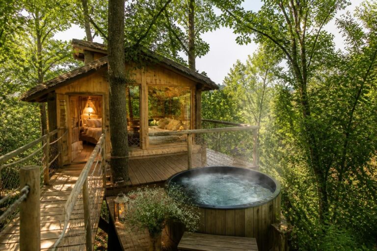 découvrez une expérience unique en vendée avec une cabane dans les arbres équipée d'un jacuzzi, idéale pour un séjour insolite alliant nature et confort.