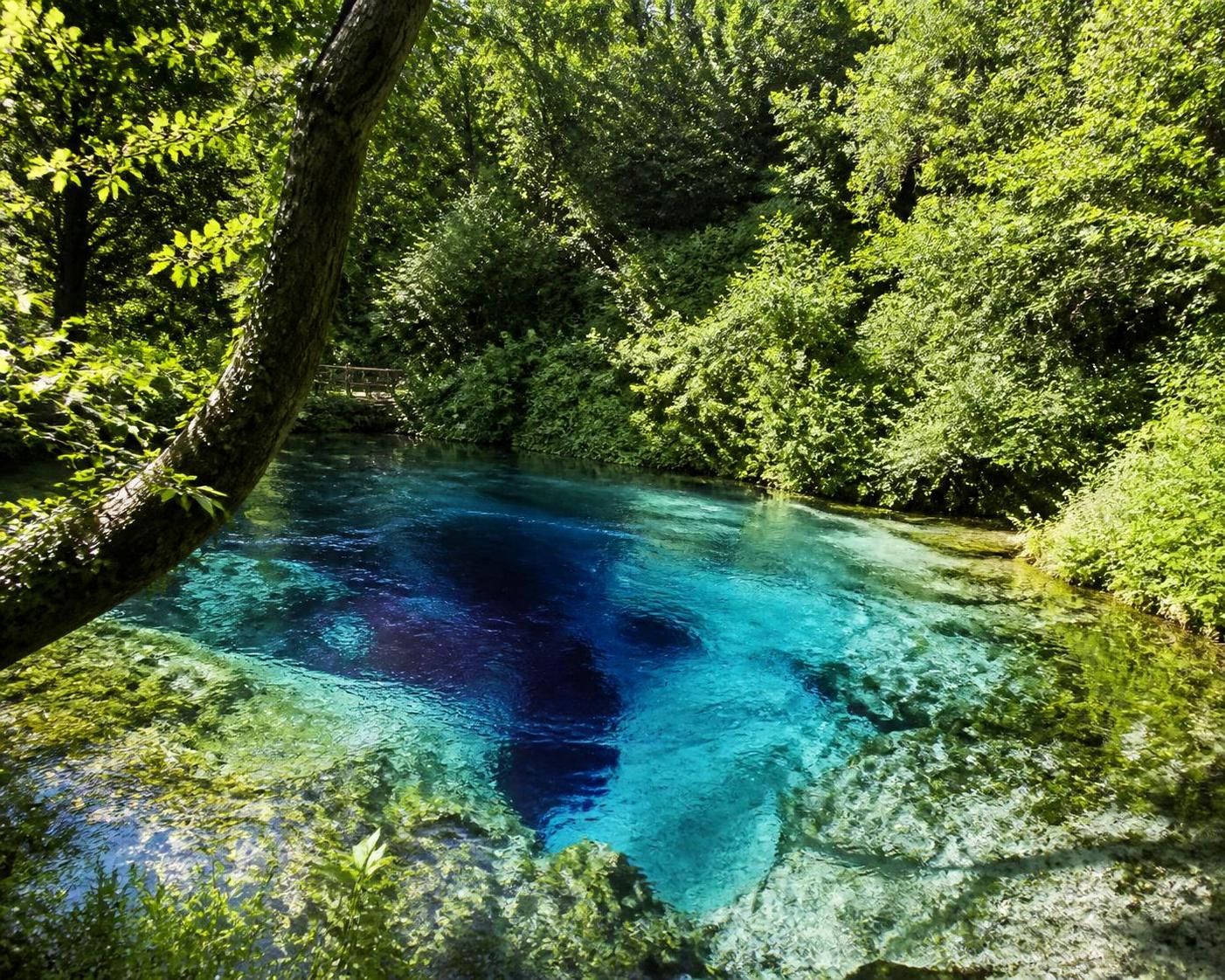 explorez blue eye albania, un trésor naturel magnifique à ne pas manquer, célèbre pour ses eaux cristallines et son paysage enchanteur.