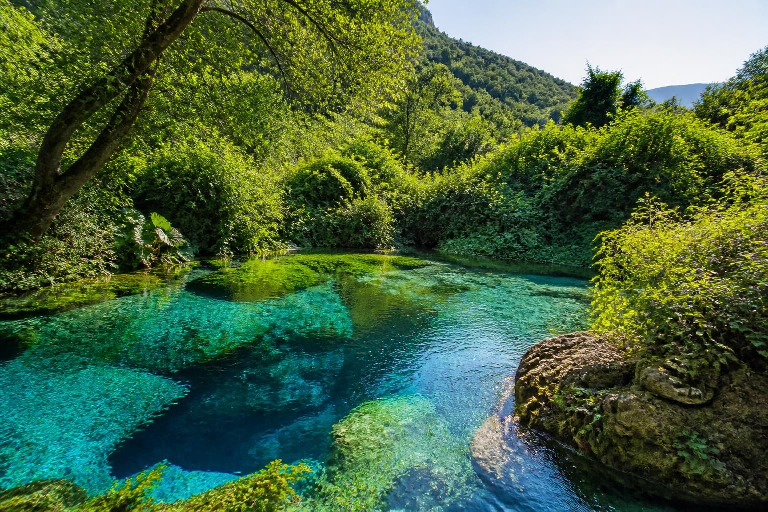 découvrez blue eye albania, un joyau naturel époustouflant à ne pas manquer lors de votre visite en albanie. explorez ses eaux cristallines et ses paysages enchanteurs.