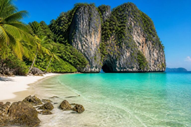 découvrez koh muk, une île paradisiaque en thaïlande, avec notre guide complet pour explorer ses plages de rêve, ses grottes secrètes et sa nature préservée.