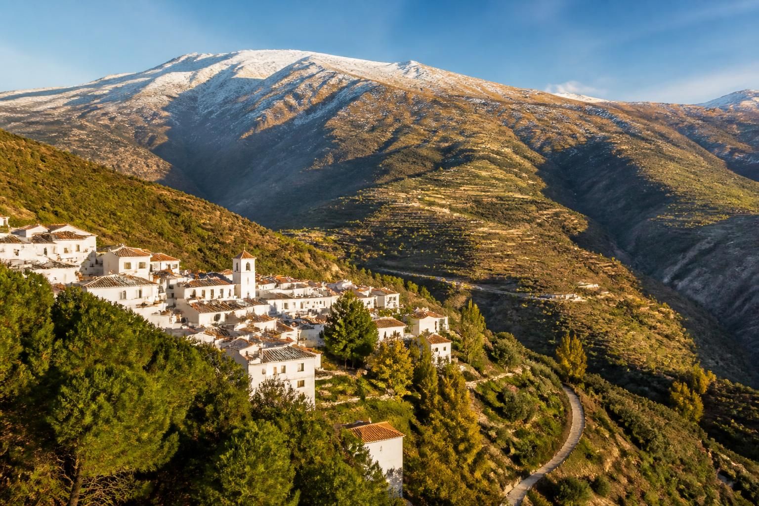 explorez les alpujarras, un paradis naturel où montagnes majestueuses et riche patrimoine culturel se rencontrent pour une expérience unique et authentique.