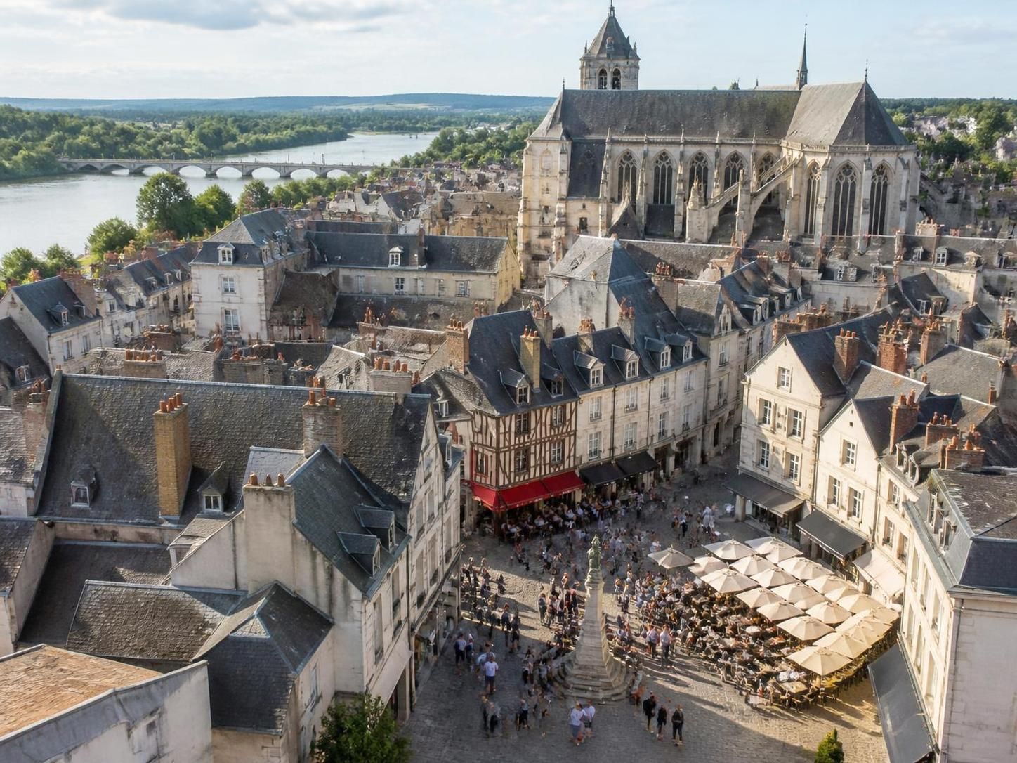 explorez les villes du centre de la france et laissez-vous séduire par leur charme unique, leur histoire riche et leurs paysages authentiques.