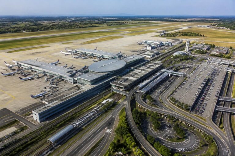 découvrez notre guide complet du plan de l'aéroport de lyon pour vous orienter facilement et profiter d'un voyage sans stress.